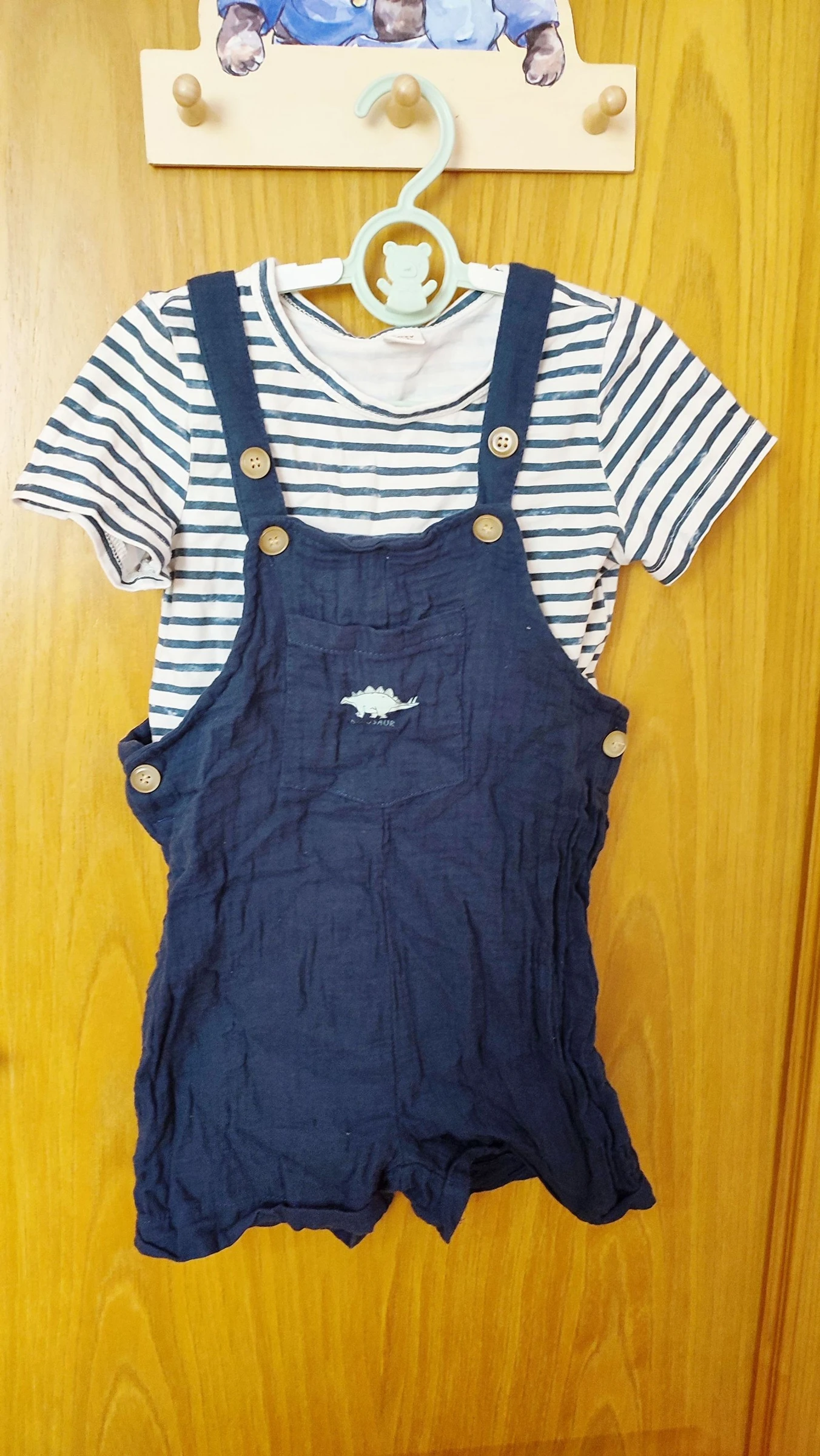 Conjunto jardineira t-shirt  riscas dinossauro gaze de algodão 24 meses